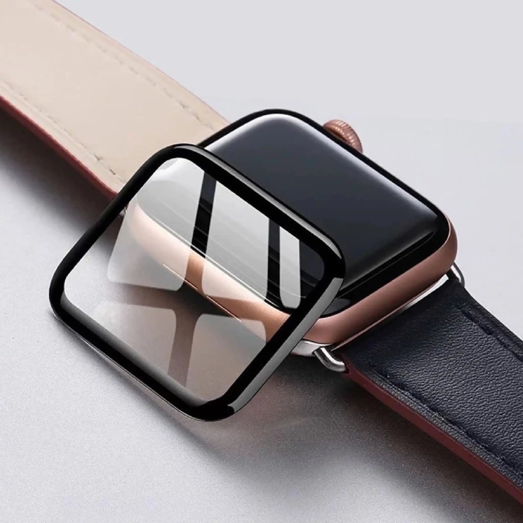 Apple Watch med skærmbeskyttelse monteret – vises med brun læderrem