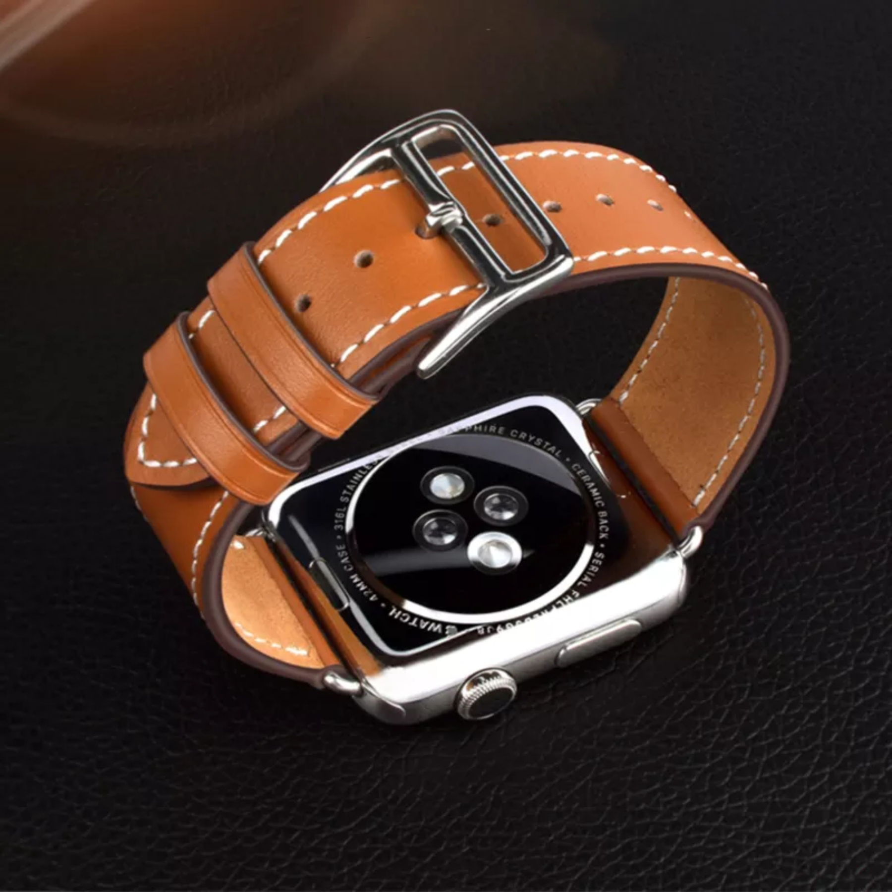 Brun læderrem til Apple Watch – imiteret læder monteret på ur, set fra vinkel