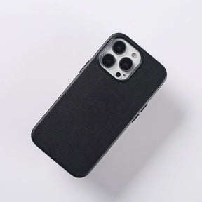 Sort iPhone MagSafe cover – vises fra siden og bagfra på iPhone, enkelt og stilrent design