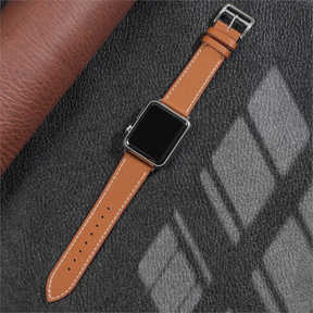Brun læderrem til Apple Watch – close-up af spænde og justerbar pasform

